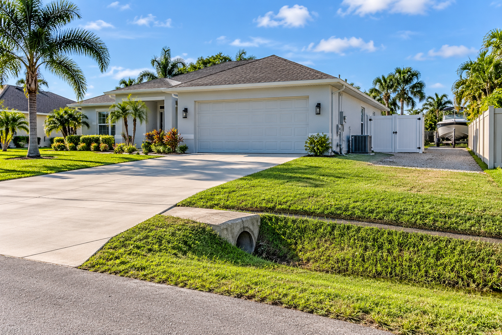 Port St. Lucie homes with no HOA showing driveway, swale and boat parking

